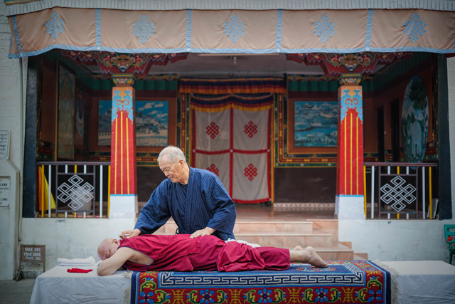 <p>Newsletter Vol.12</p>  チベット仏教の僧侶の方々に施術させていただきました<br>  Trying Out the CS60 with Tibetan Monks<br>  Soigner les moines tibétains